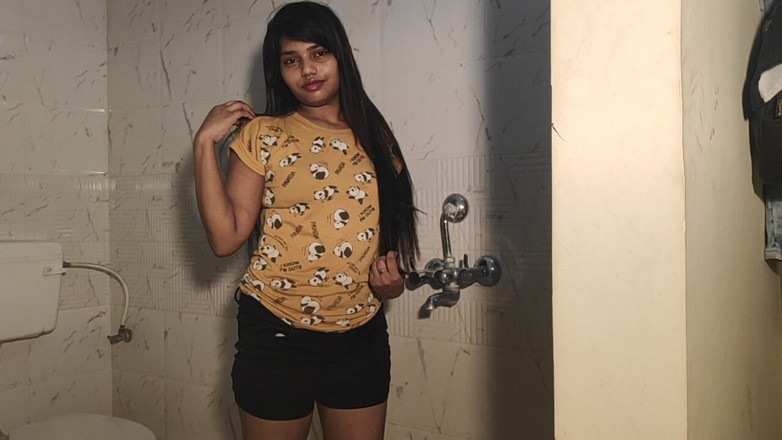 Alia Advani: セクシーなインド人ガール、アーリア・アドヴァニ、濡れたシャワーをからかう