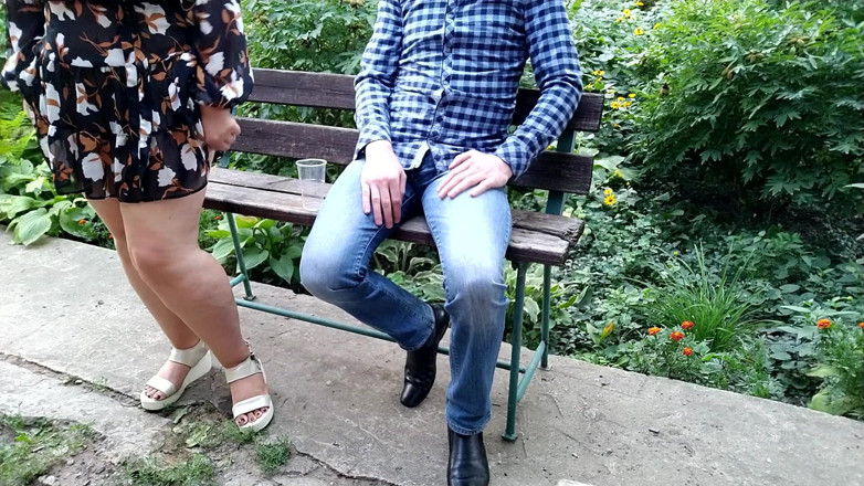 OurFetishLife: Sexy mit wunderschönen beinen pisst in ein glas und gibt...