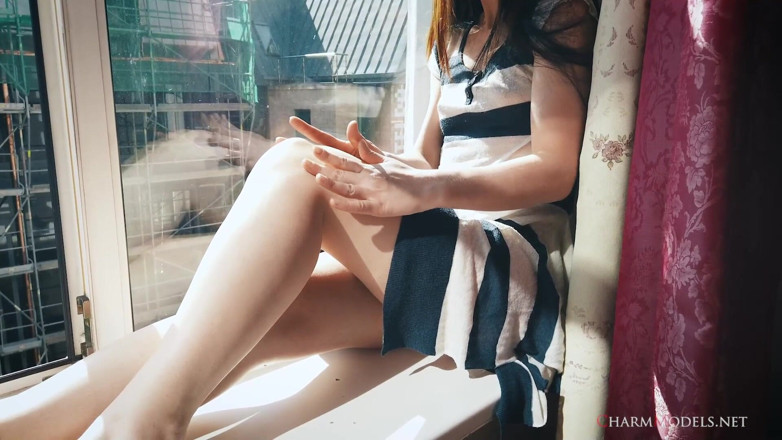 CharmModels: Lea trong cô bé tóc đỏ ánh nắng mặt trời bên cửa...