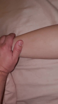 Nový soused mě požádal, abych ukázala moji chlupatou kundičku, než si vezmu mého přítele