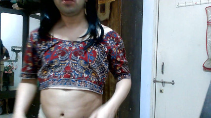 Cute & Nude Crossdresser: Sensual maricas crossdresser femboy Sweet Lollipop em uma blusa impressa...