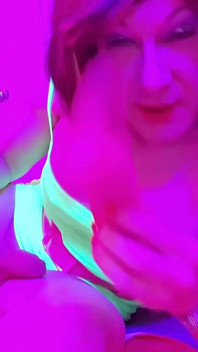 Cewek sange lucy essex lagi asik masturbasi memeknya pakai dildo sambil masturbasi sambil muasin memeknya pakai dildo