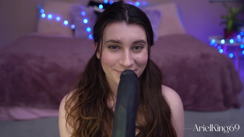 Ariel King: Ik hou van daddies grote zwarte lul in mijn mond