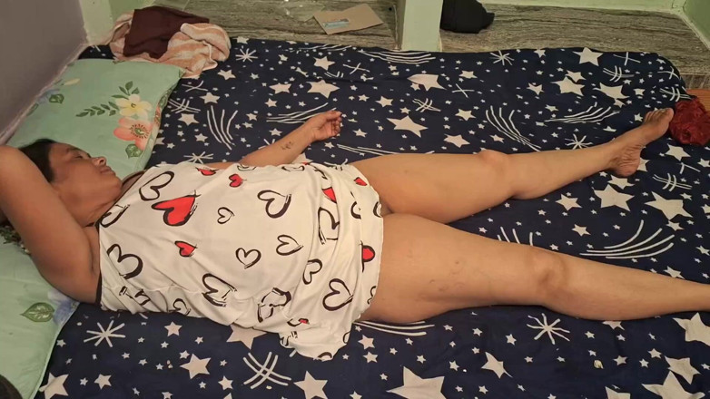 Sexy sindu: Mătușă sex incitant în rochie nouă