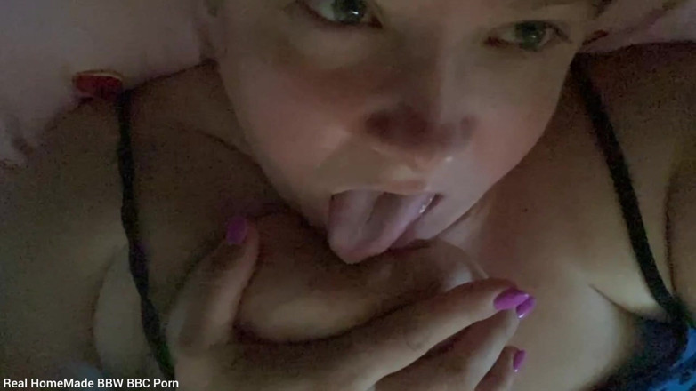 Real homemade BBW BBC porn: Je serre mes gros nichons en suçant mes tétons