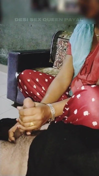 Gadis hot india lagi asik ngocok kontol temannya dengan nikmat