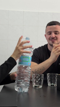 Bionda Ninfomane Non Ha La Mancia Da Dare Al Corriere Che Le Porta L'acqua Quindi Gli Offre Un Caffè E Gli Fa Un Pompino