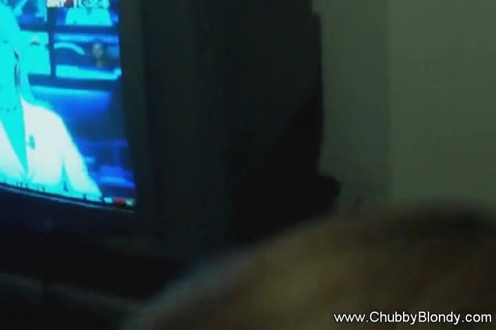 Chubby Blondy: बहुत हॉट चोदने लायक मम्मी घर पर लंड उड़ा रही है