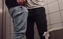 Boyzxy: Fuck &amp;#039;n Smoke dans les toilettes publiques