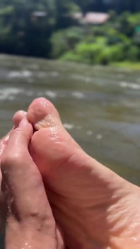Dia de verão revigorante. Femboy semi nua no meio do lago, sozinha e quente