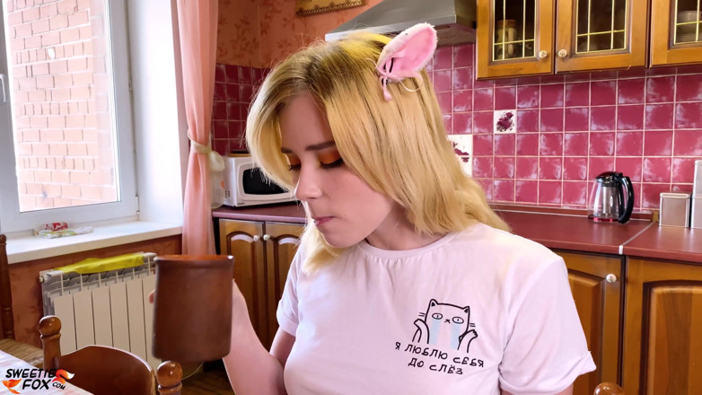 Sweetie Fox: Sevgilisi sabah sosisle şehvetli sikişiyor ve besleniyor - yüze boşalma