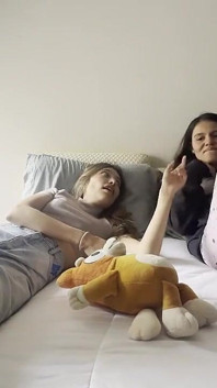 Người bạn thân nhất của tôi dạy tôi cách bú âm hộ và đạt cực khoái