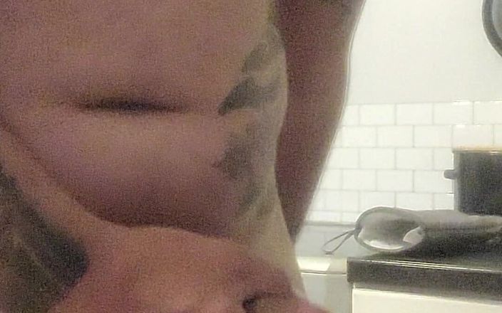 Garywhore: 饥渴男孩手淫，在厨房柜台上射精并舔