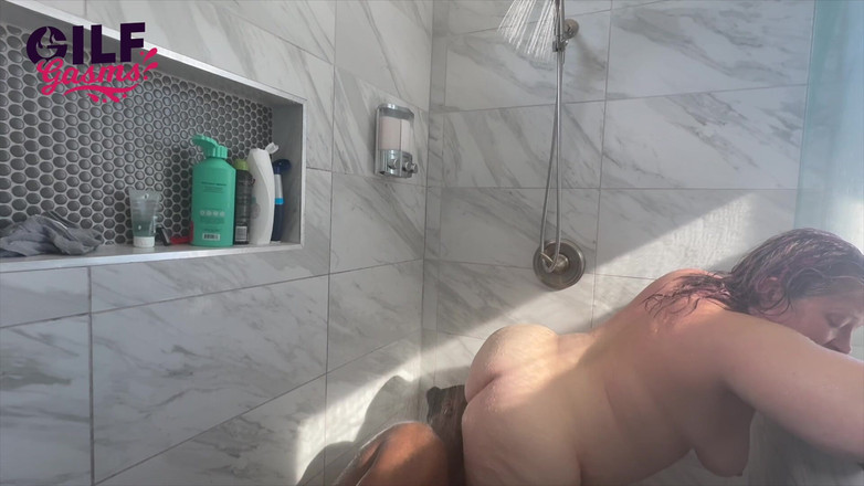 GilfGasms: Naughtyangel scéna ve sprše se Samson Blaze