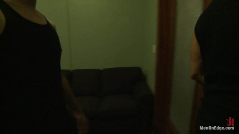 Men on Edge: Gebonden gevangen dekhengst komt klaar in de lucht