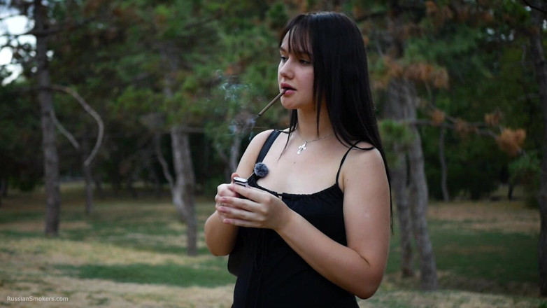 Russian Smokers: Roken 120mm sigaret buitenshuis