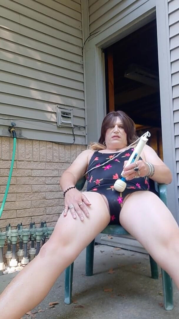 Victoria Lecherri: Vibrating outside on my patio