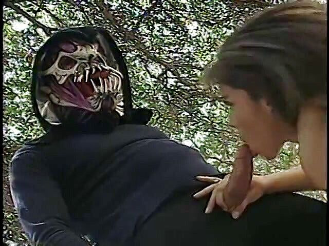 Fuck me Hard: 巨大な胸を持つ貪欲な淫乱は、巨大な侵略者のコックを外で乗ります