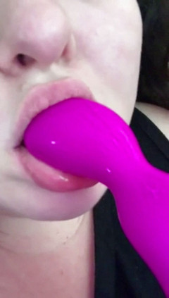 Real homemade BBW BBC porn: YoungEnglishBBW chupando meu vibrador esfregando clitóris