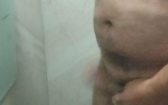 Masculer Turk Man: Un ours turc masculin jouit dans les toilettes du bureau