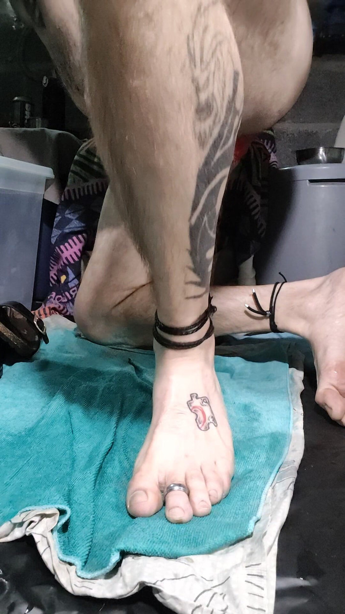 Kinky slave slut boy: मैं फूहड़ पोशाक और महिलाओं की चप्पल और मेरे पेशाब में फूहड़