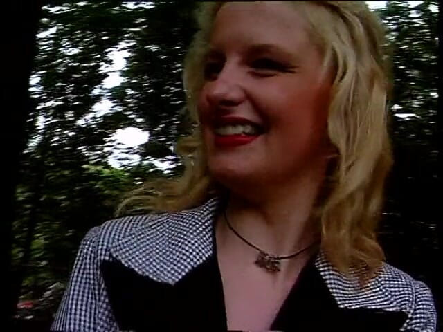 Lucky Cooch: Edle blondine gibt ein interview im freien