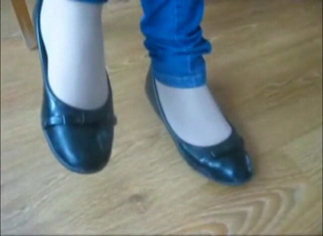 Foot Girls: Crushing small soldier toy