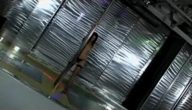 Anal seduction: Latina se burla de la pole y toma polla