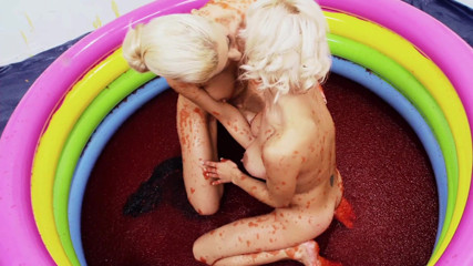 Hot Girlz: Büyük memeli sarışın jöle havuzunun içinde parmaklanıyor