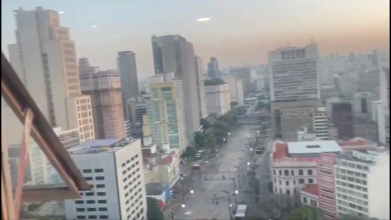 Mary Jhuana: Cewek semok kulit putih lagi asik merokok di depan jendela...