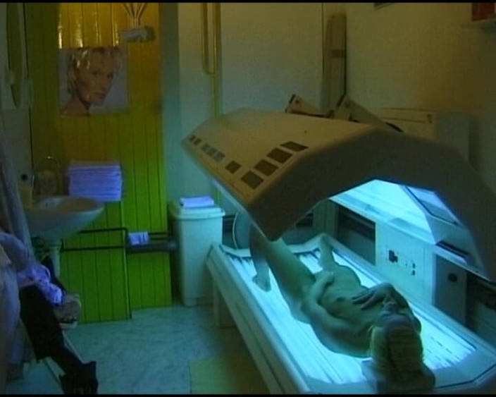 Deutsche Damen: Toto roztomilé německé kotě nemůže přestat hrát se svou dokonalou...