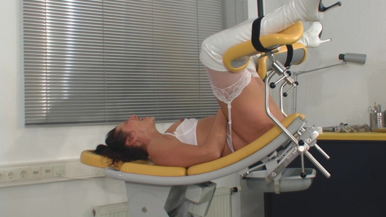 Rubber & Clinic Studio - 1ATOYS: Selfpiss orgazm i ciężarna dziwka na stole