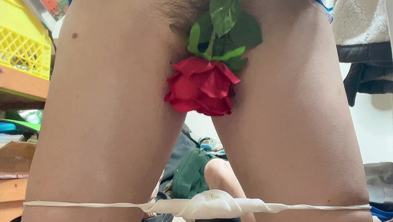 sweethanajapanese: Hana chan sexy im college-mädchen-outfit spielt Rose flower unter muschi