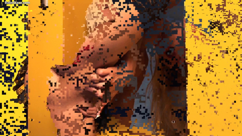 Babe Stare: Blond model met fris gezicht masturbeert solo
