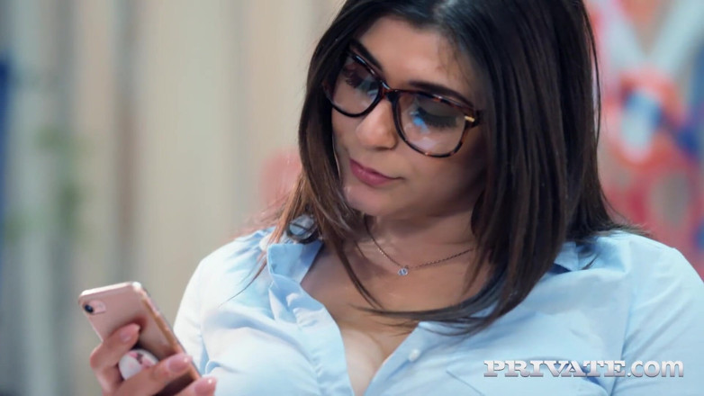 Private.com: İş yerinde sıkıldın mı? Recepcionist July Johnson bunu nasıl çözeceklerini biliyor