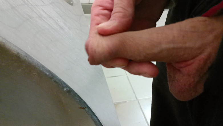 Rockardglans: Dos cargas en los urinarios de cerca gran polla masturbándose...