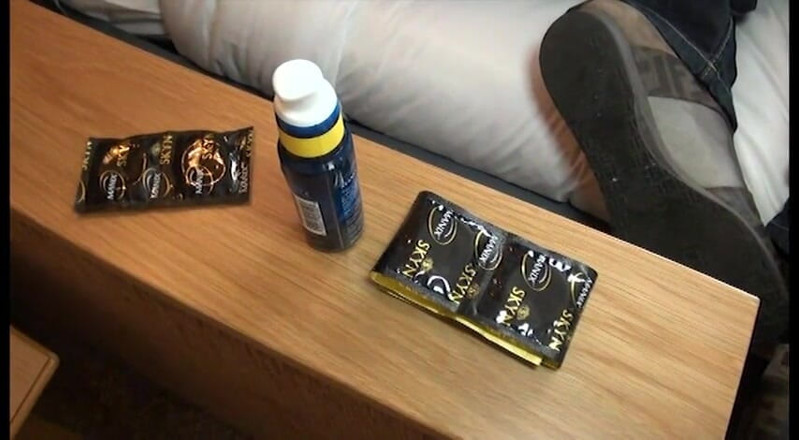 Orgsex: Ögonbindel och fäst i ett hotellrum