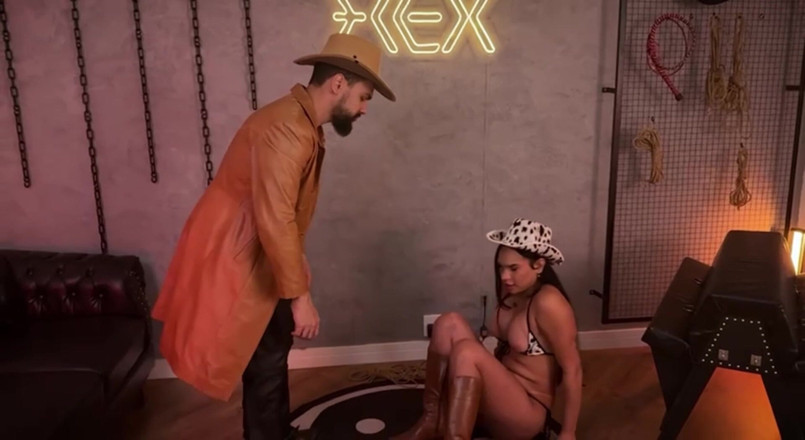 Talassa: Kongkek transeksual yang cantik dengan cowboy