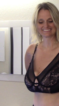 Siyah iç çamaşırlı orta yaşlı seksi kadın