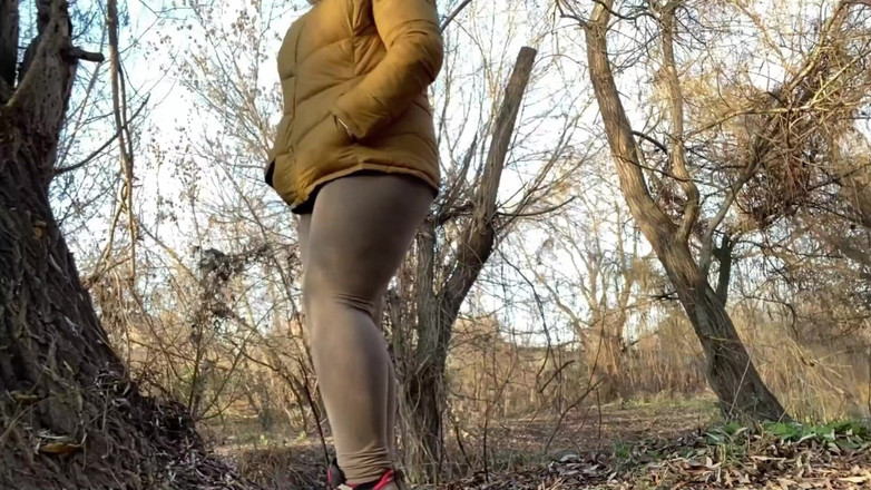 OurFetishLife: Vagina bagnata di una milf matura accovacciata che piscia