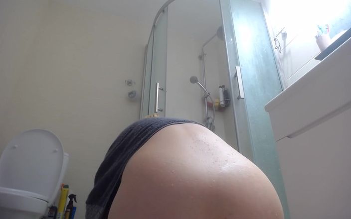 JuiceLussie: Il mio fratellastro mi ha filmato mentre ero nella doccia