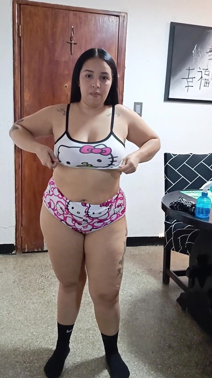 SugarPose: Awek montel latina pembantu rumah membersihkan rumah