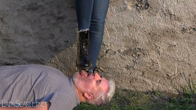 Lady Scarlet: Lady Scarlet - Le Dr Martens nettoie la nature HD - Dr...