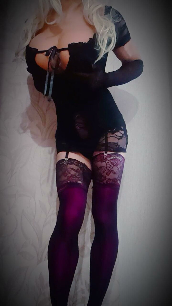 Dasha Navee: Travestito in abito nero