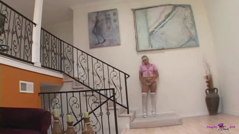 Naughty Black Girls: Roztomilá PAWG je nadšená, že její těsnou masovou díru zachytá v špinavé...