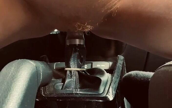 Milfsoes: 独自在车里换档