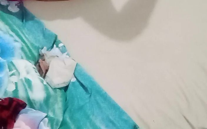 Sexy Yasmeen blue underwear: Suatli Mah landde