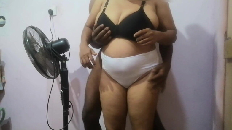 Janua294: Він стискає її спину і отримує задоволення