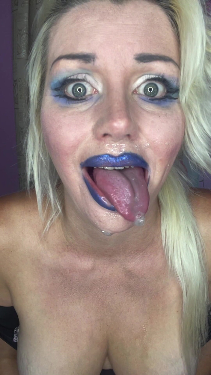 Sultry Silvea: 蒸し暑いシルベアシルベアは彼女の唾液で遊ぶ