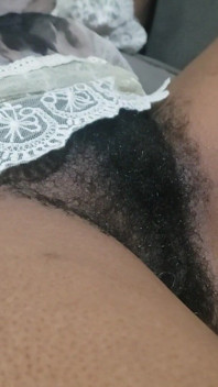 処女がピンクの膣をクローズアップで見せて、全てを見ようと広がる